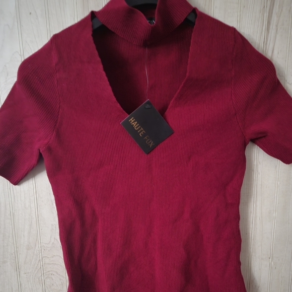 Cute burgundy top. - Picture 1 of 2